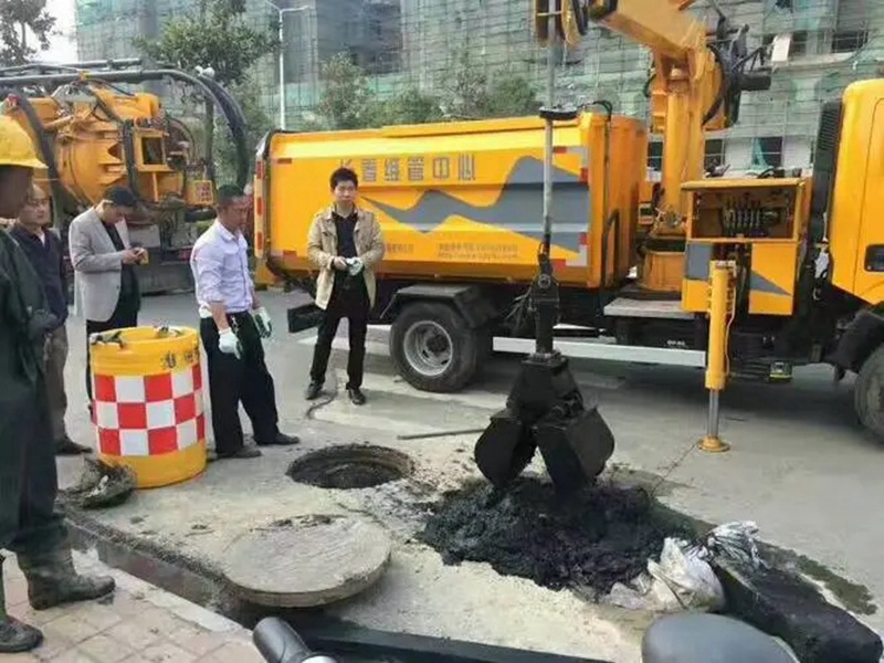 德令哈街道：网格员化身“清道夫”，为民解忧疏通“堵心”化粪池